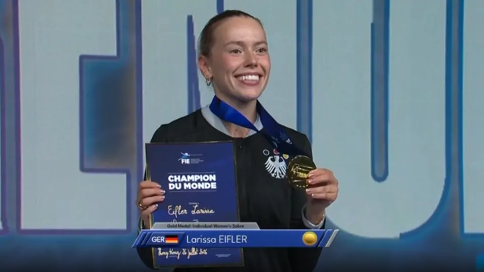 Larissa Eifler mit ihrer WM-Medaille
