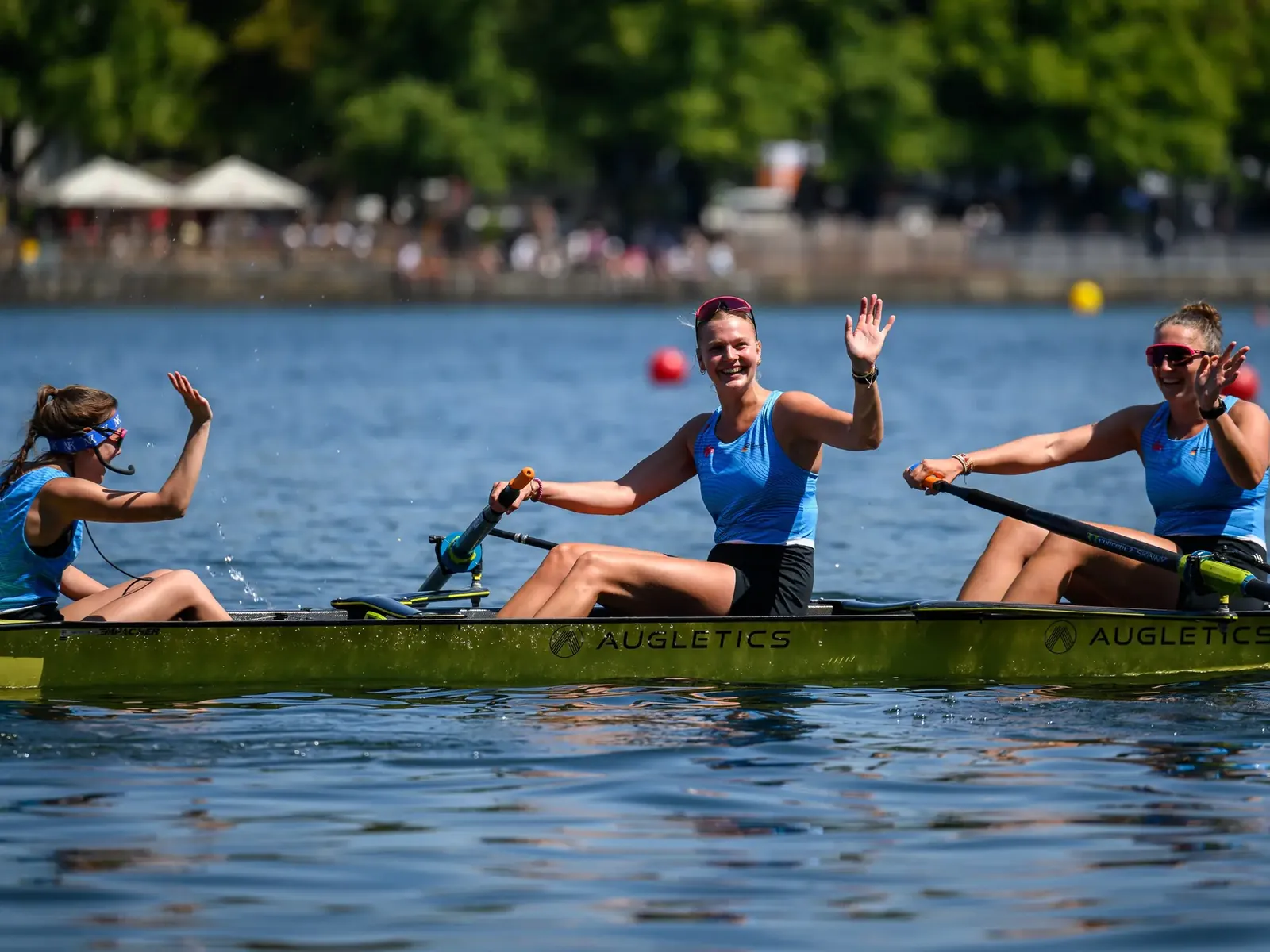 Drei Ruderinnen freuen sich nach ihrem Rennen bei den Finals 2026 in Hannover.